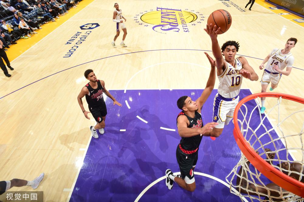 恩表现出了 恩表现出了